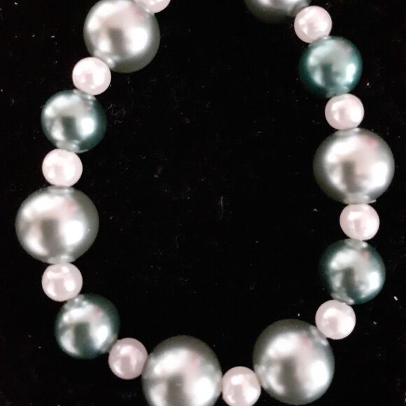 STRETCH PEARLIZED RESIN BEADS - Picture 1 of 4